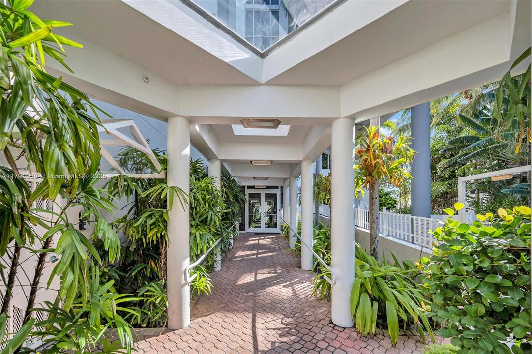 Recently Sold: $595,000 (2 beds, 2 baths, 950 Square Feet)