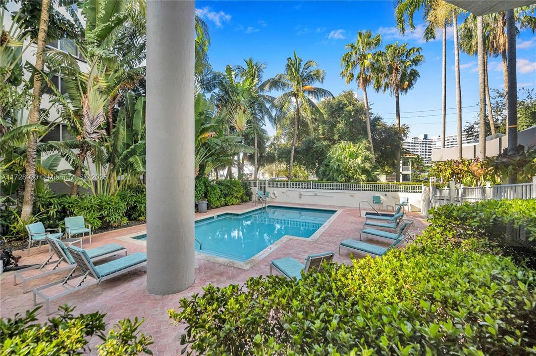 Recently Sold: $595,000 (2 beds, 2 baths, 950 Square Feet)