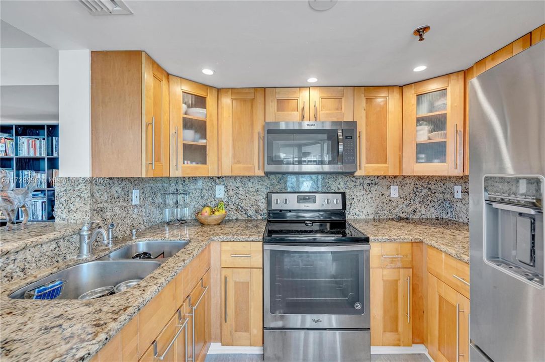 Recently Sold: $595,000 (2 beds, 2 baths, 950 Square Feet)