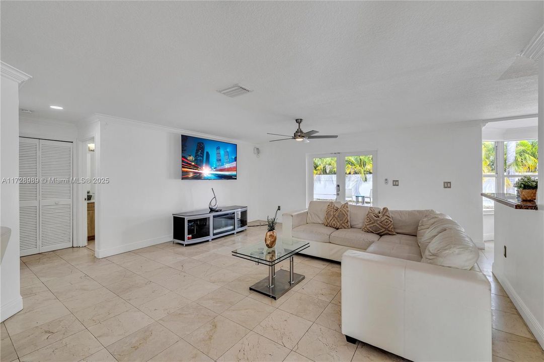 Под контрактом: $920,000 (4 спален, 3 ванн, 2795 Квадратных фут)