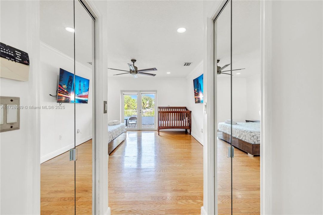 Под контрактом: $920,000 (4 спален, 3 ванн, 2795 Квадратных фут)