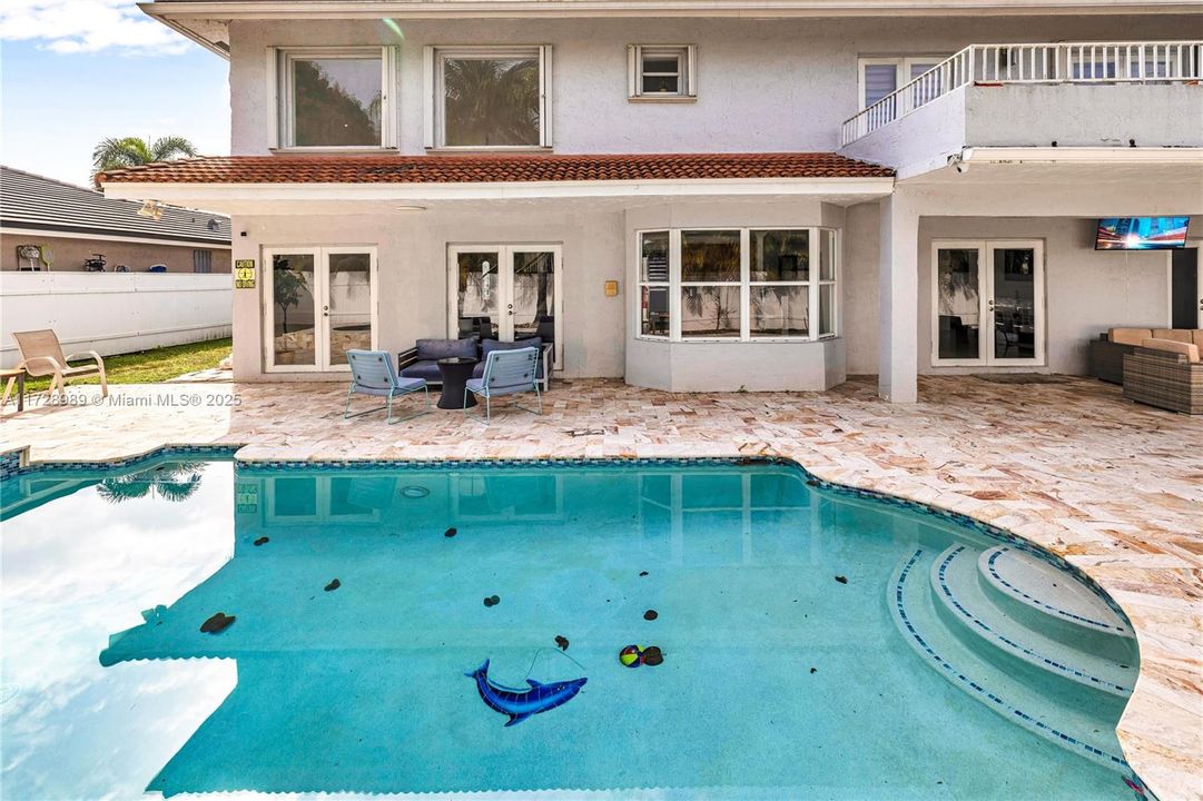 Под контрактом: $920,000 (4 спален, 3 ванн, 2795 Квадратных фут)