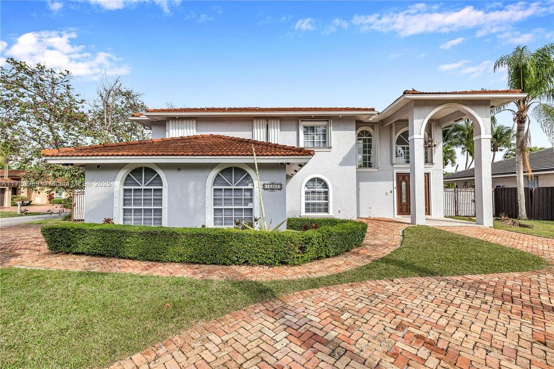 Под контрактом: $920,000 (4 спален, 3 ванн, 2795 Квадратных фут)