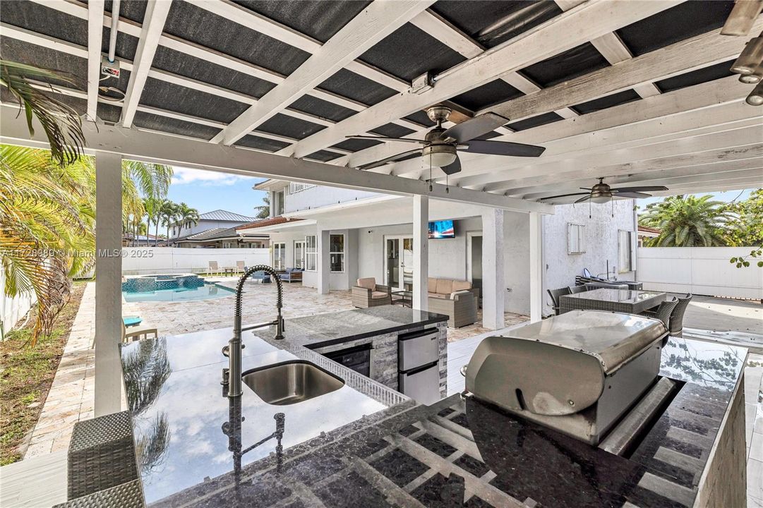 Под контрактом: $920,000 (4 спален, 3 ванн, 2795 Квадратных фут)