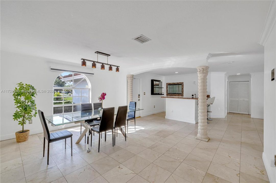 Под контрактом: $920,000 (4 спален, 3 ванн, 2795 Квадратных фут)