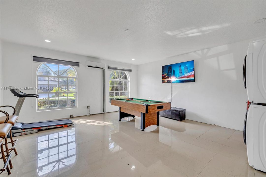 Под контрактом: $920,000 (4 спален, 3 ванн, 2795 Квадратных фут)