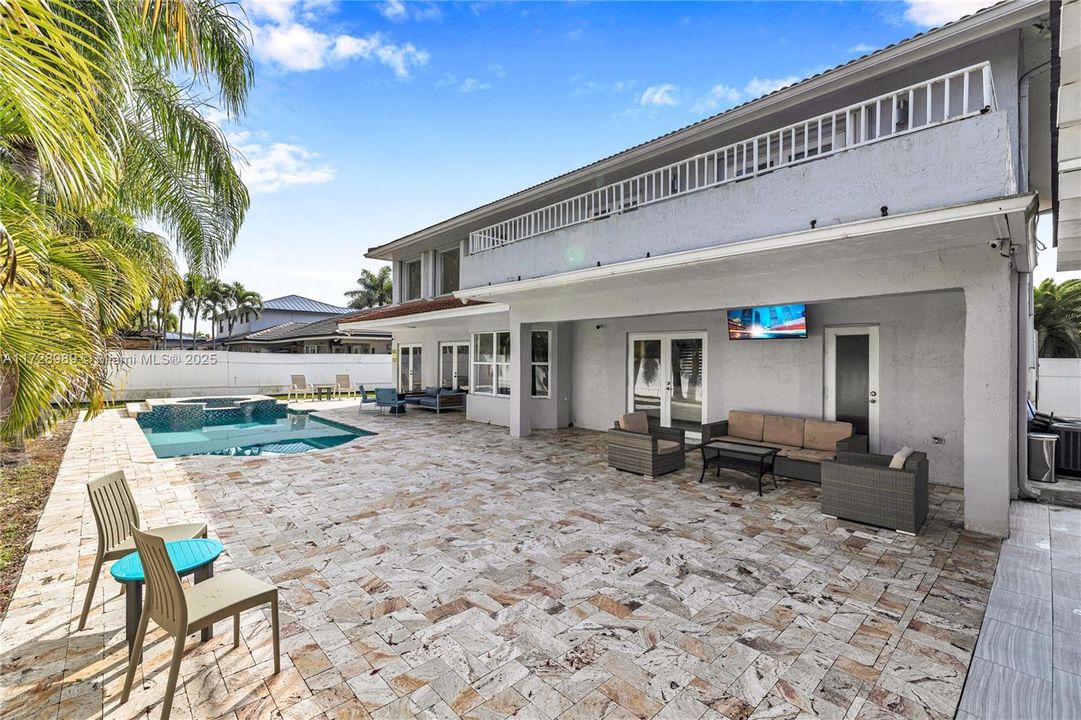 Под контрактом: $920,000 (4 спален, 3 ванн, 2795 Квадратных фут)