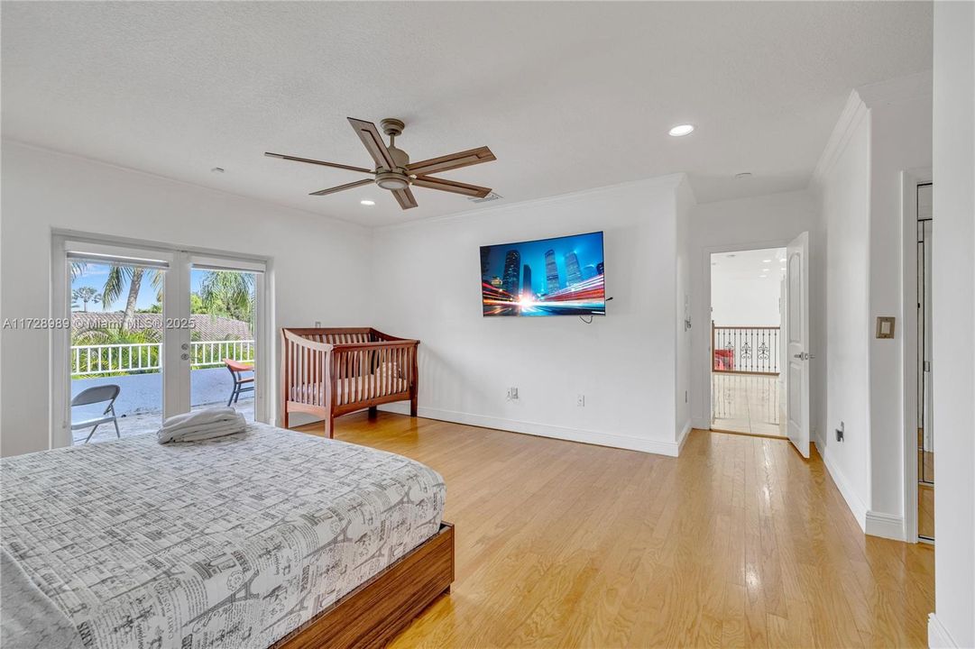 Под контрактом: $920,000 (4 спален, 3 ванн, 2795 Квадратных фут)