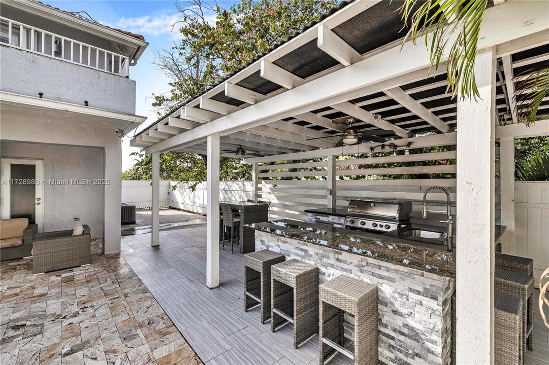 Под контрактом: $920,000 (4 спален, 3 ванн, 2795 Квадратных фут)