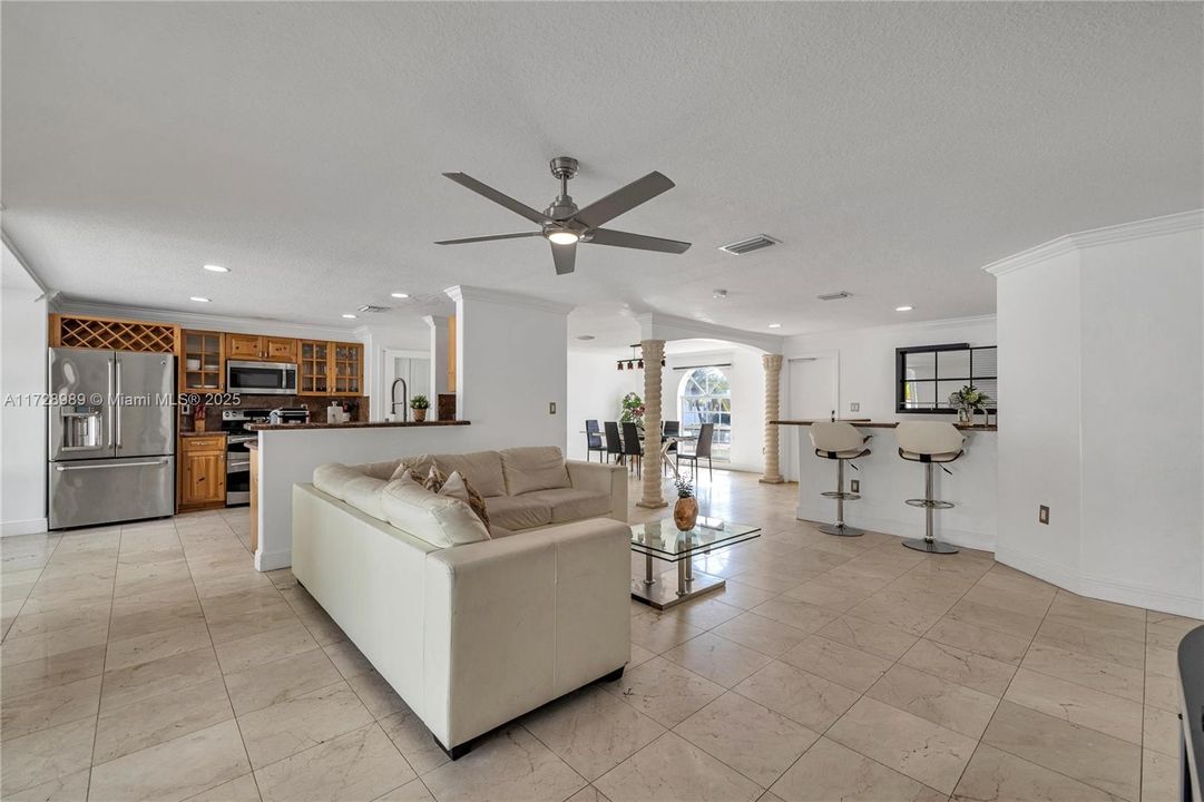 Под контрактом: $920,000 (4 спален, 3 ванн, 2795 Квадратных фут)