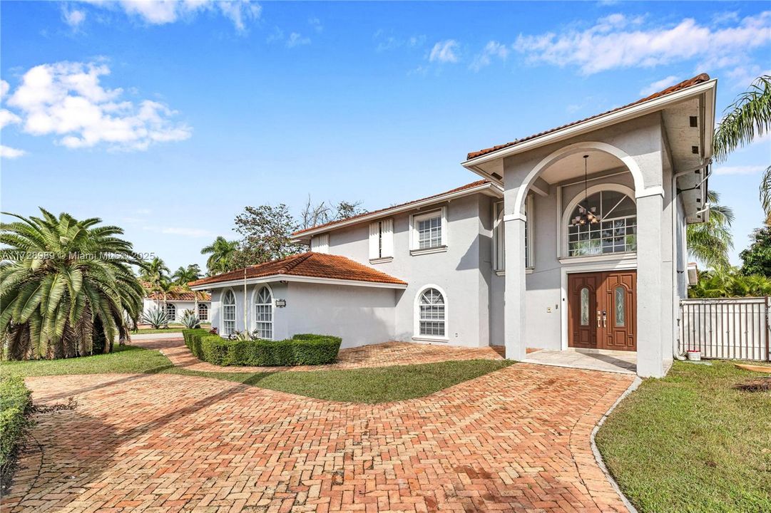 Под контрактом: $920,000 (4 спален, 3 ванн, 2795 Квадратных фут)