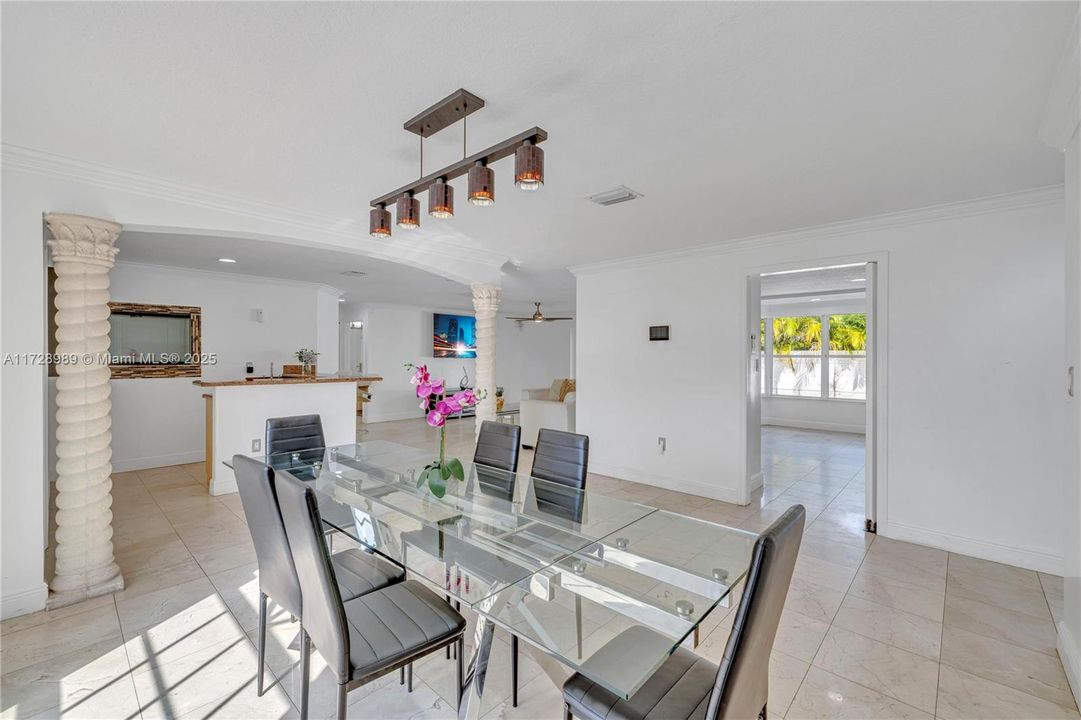 Под контрактом: $920,000 (4 спален, 3 ванн, 2795 Квадратных фут)