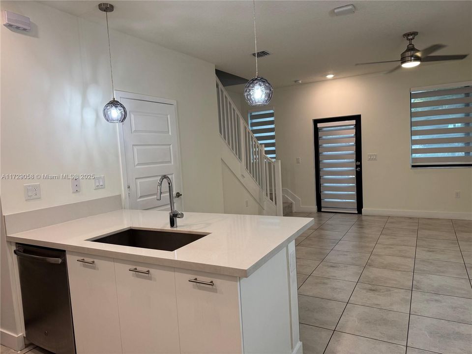 Недавно арендовано: $3,800 (3 спален, 2 ванн, 1424 Квадратных фут)