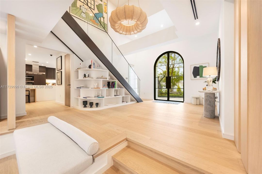 Под контрактом: $6,700,000 (6 спален, 4 ванн, 4377 Квадратных фут)