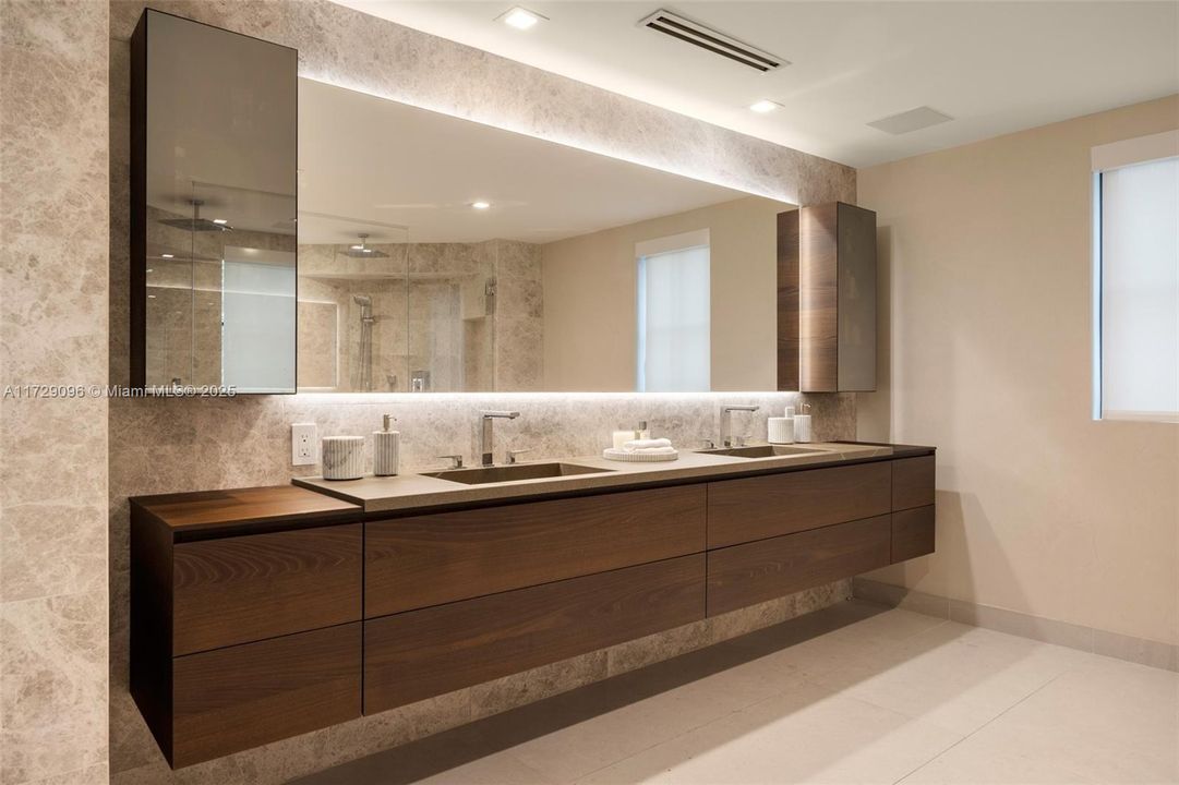 Под контрактом: $6,700,000 (6 спален, 4 ванн, 4377 Квадратных фут)