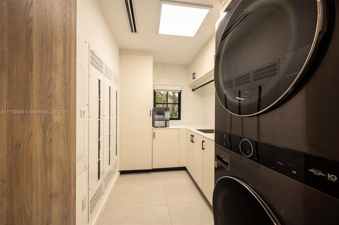 Под контрактом: $6,700,000 (6 спален, 4 ванн, 4377 Квадратных фут)