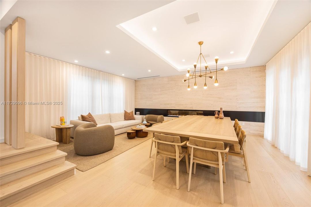 Под контрактом: $6,700,000 (6 спален, 4 ванн, 4377 Квадратных фут)