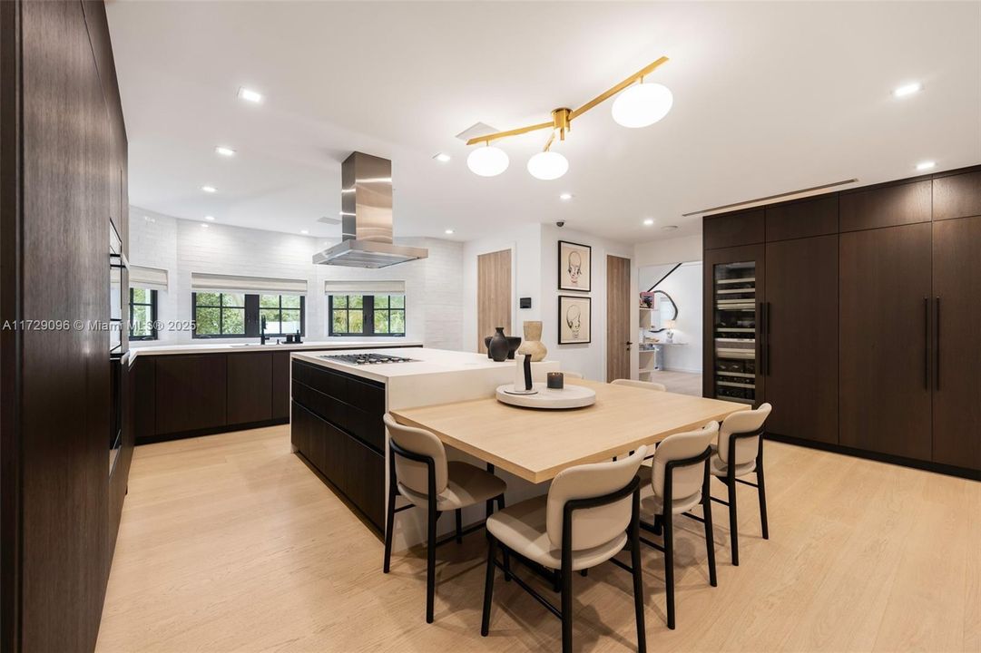 Под контрактом: $6,700,000 (6 спален, 4 ванн, 4377 Квадратных фут)