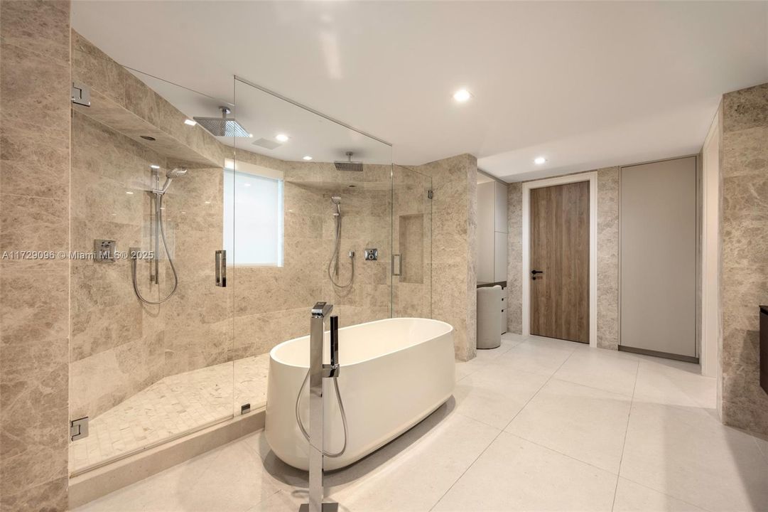 Под контрактом: $6,700,000 (6 спален, 4 ванн, 4377 Квадратных фут)