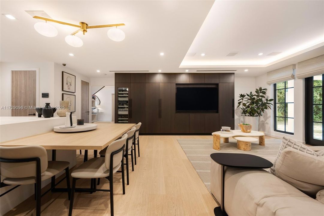 Под контрактом: $6,700,000 (6 спален, 4 ванн, 4377 Квадратных фут)