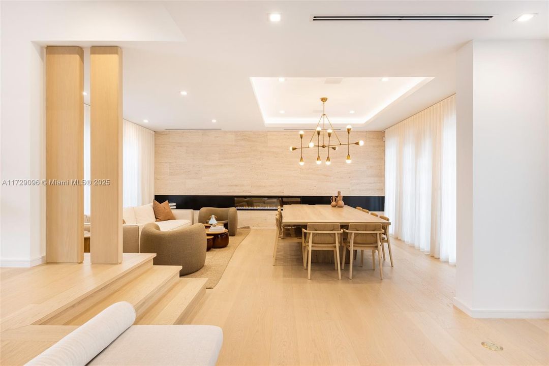 Под контрактом: $6,700,000 (6 спален, 4 ванн, 4377 Квадратных фут)