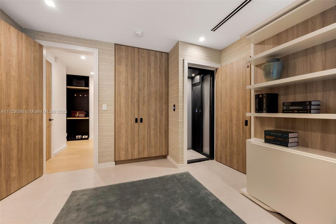 Под контрактом: $6,700,000 (6 спален, 4 ванн, 4377 Квадратных фут)