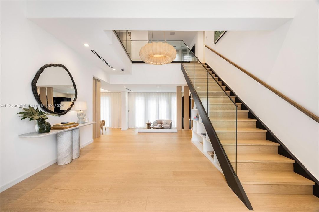 Под контрактом: $6,700,000 (6 спален, 4 ванн, 4377 Квадратных фут)