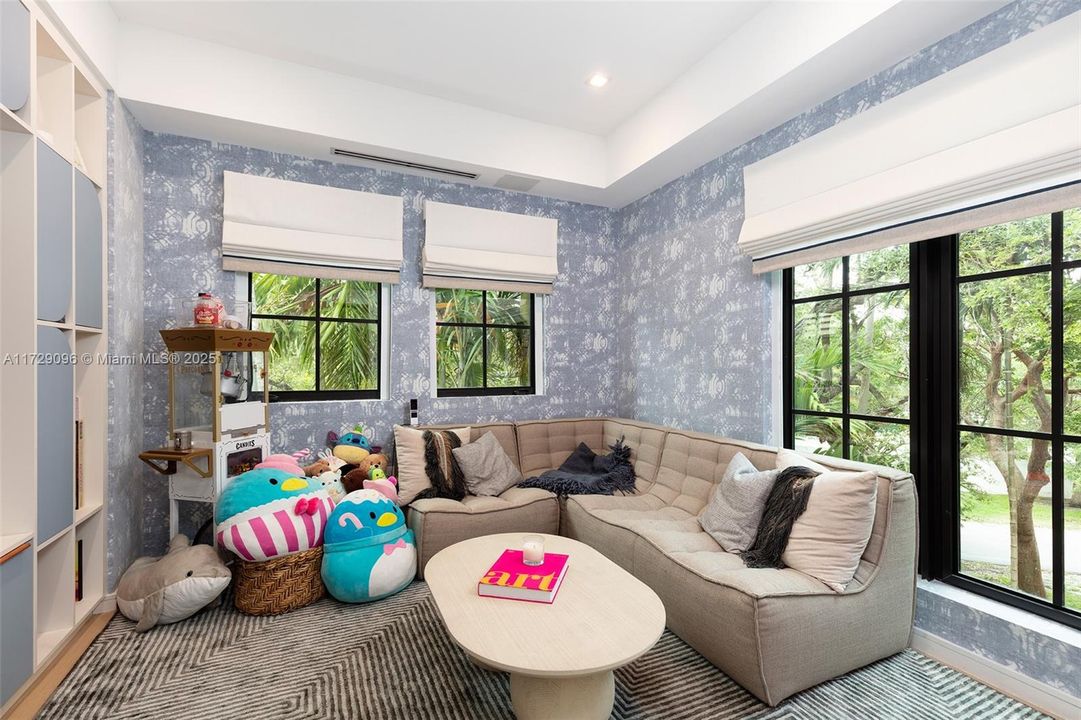 Под контрактом: $6,700,000 (6 спален, 4 ванн, 4377 Квадратных фут)