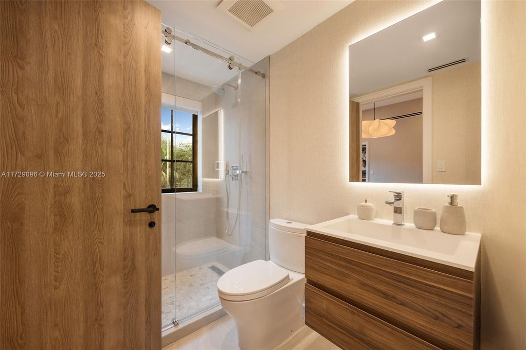 Под контрактом: $6,700,000 (6 спален, 4 ванн, 4377 Квадратных фут)