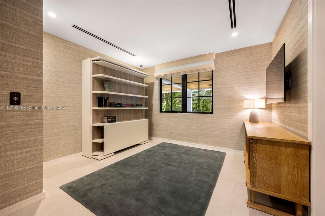 Под контрактом: $6,700,000 (6 спален, 4 ванн, 4377 Квадратных фут)