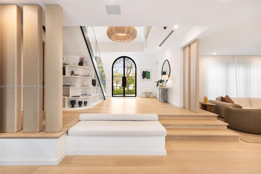 Под контрактом: $6,700,000 (6 спален, 4 ванн, 4377 Квадратных фут)