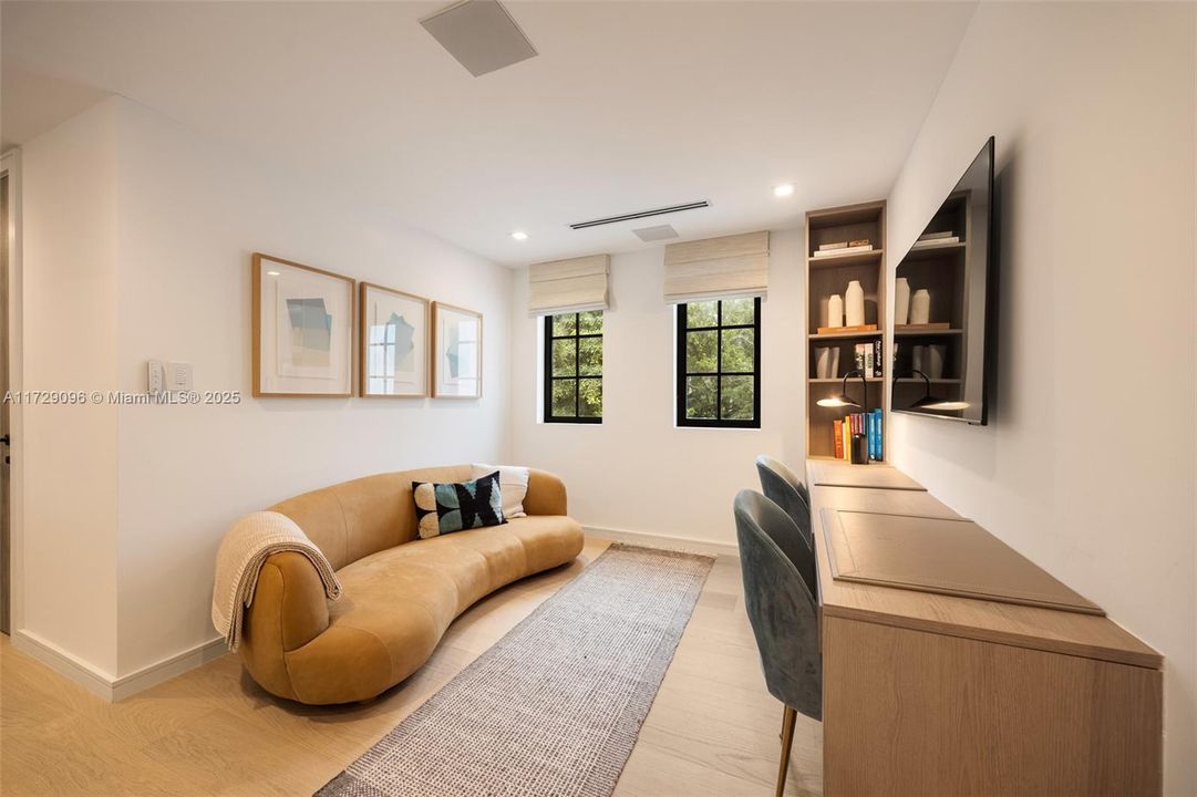 Под контрактом: $6,700,000 (6 спален, 4 ванн, 4377 Квадратных фут)