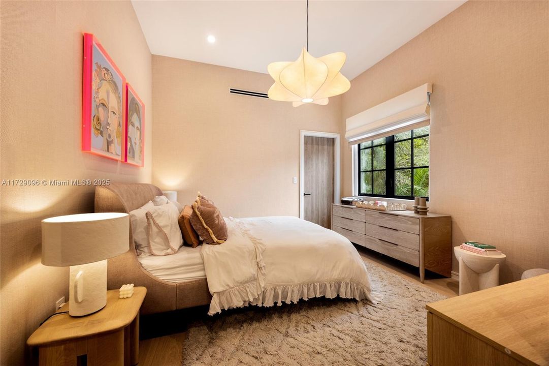 Под контрактом: $6,700,000 (6 спален, 4 ванн, 4377 Квадратных фут)