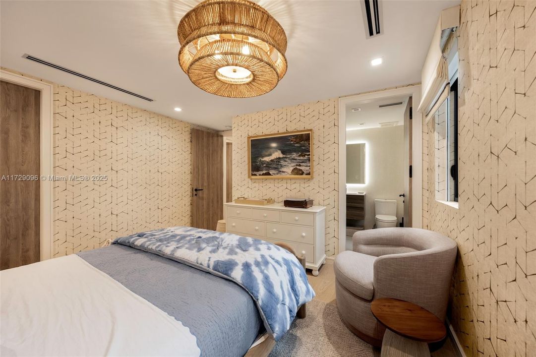 Под контрактом: $6,700,000 (6 спален, 4 ванн, 4377 Квадратных фут)