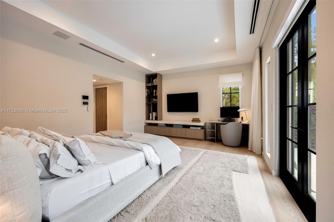 Под контрактом: $6,700,000 (6 спален, 4 ванн, 4377 Квадратных фут)