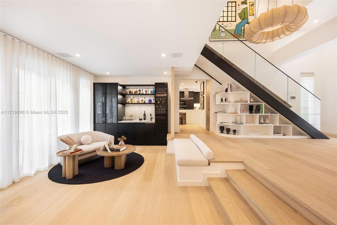 Под контрактом: $6,700,000 (6 спален, 4 ванн, 4377 Квадратных фут)