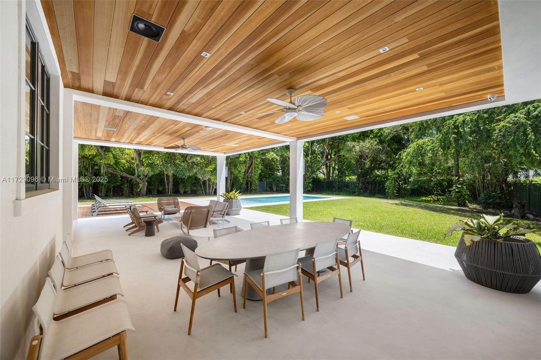 Под контрактом: $6,700,000 (6 спален, 4 ванн, 4377 Квадратных фут)