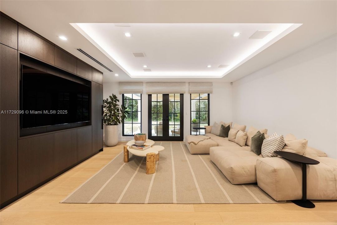 Под контрактом: $6,700,000 (6 спален, 4 ванн, 4377 Квадратных фут)