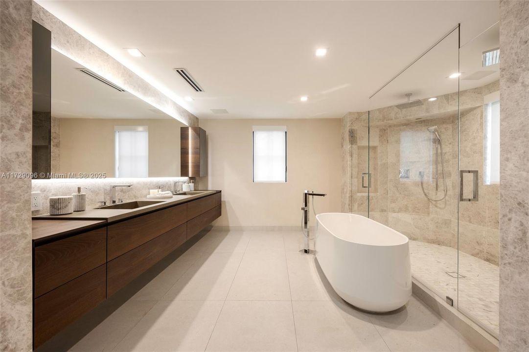 Под контрактом: $6,700,000 (6 спален, 4 ванн, 4377 Квадратных фут)