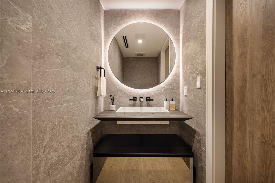 Под контрактом: $6,700,000 (6 спален, 4 ванн, 4377 Квадратных фут)