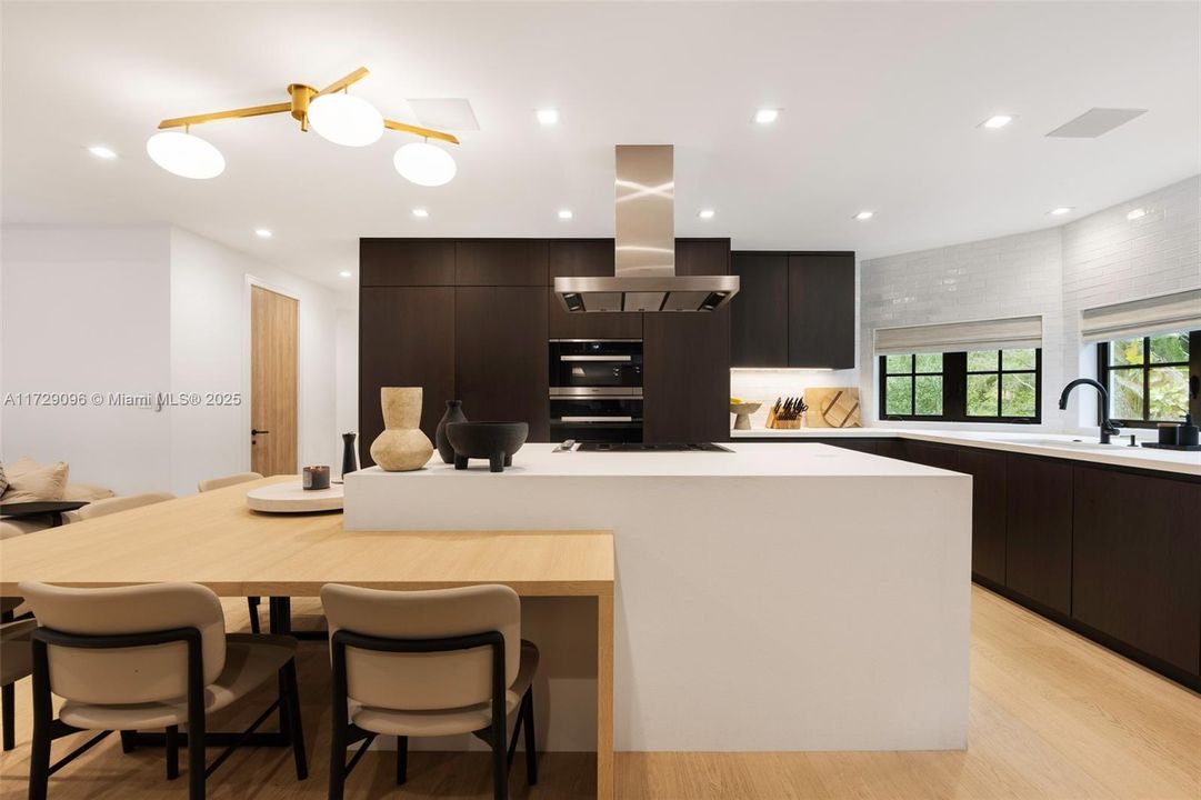 Под контрактом: $6,700,000 (6 спален, 4 ванн, 4377 Квадратных фут)