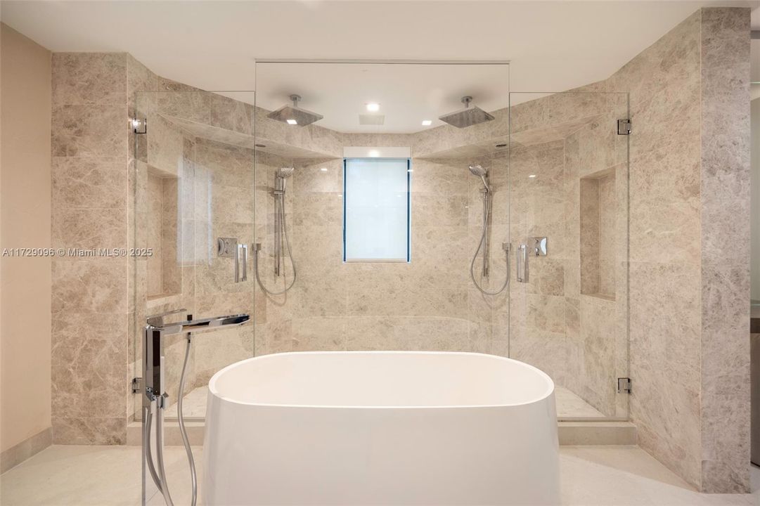 Под контрактом: $6,700,000 (6 спален, 4 ванн, 4377 Квадратных фут)