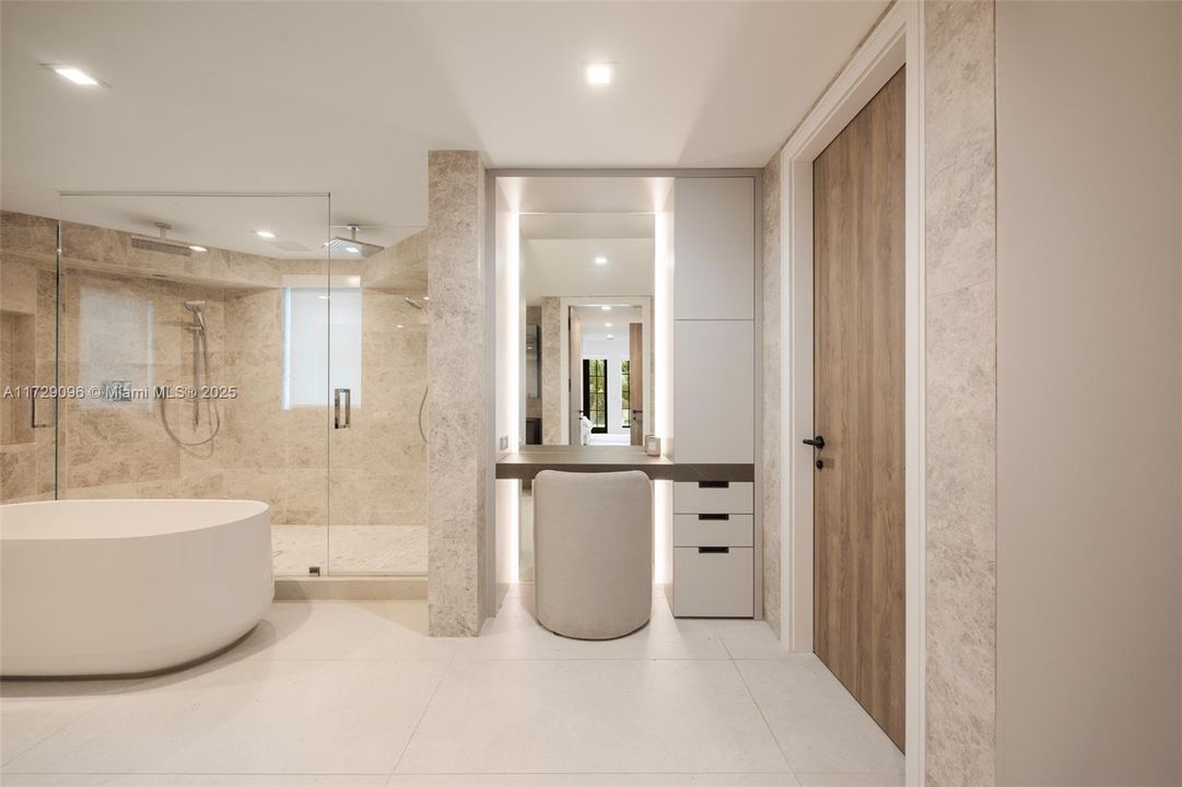 Под контрактом: $6,700,000 (6 спален, 4 ванн, 4377 Квадратных фут)