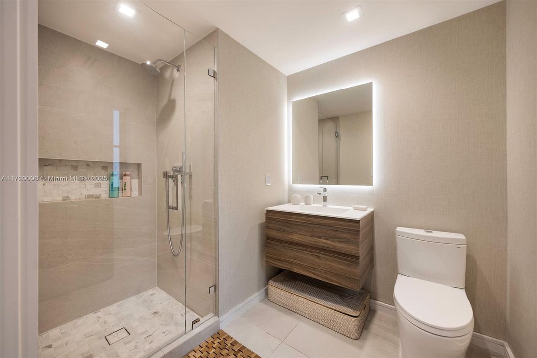 Под контрактом: $6,700,000 (6 спален, 4 ванн, 4377 Квадратных фут)