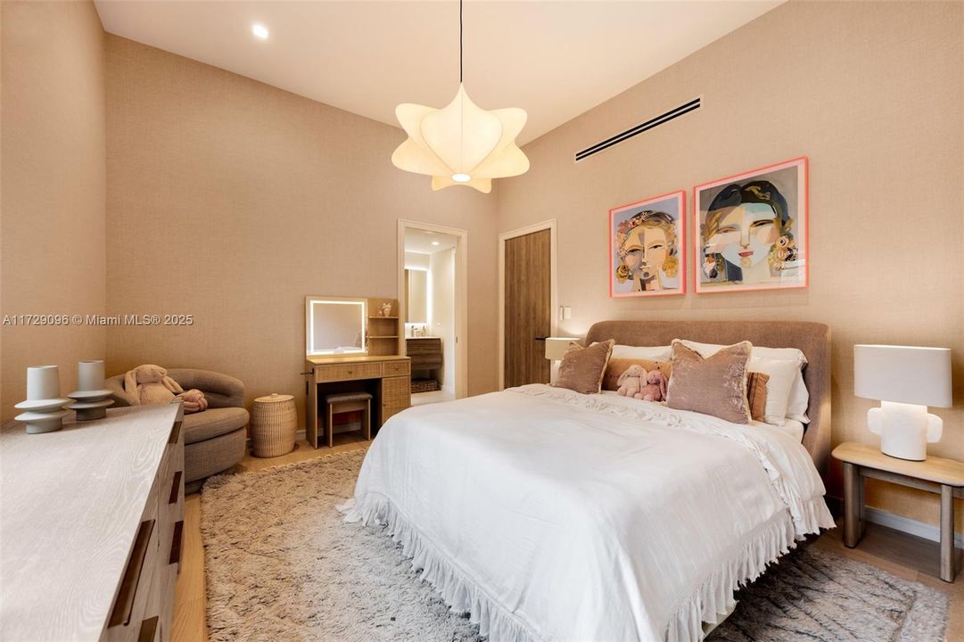 Под контрактом: $6,700,000 (6 спален, 4 ванн, 4377 Квадратных фут)