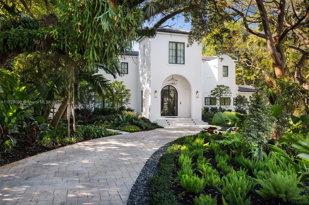 Под контрактом: $6,700,000 (6 спален, 4 ванн, 4377 Квадратных фут)