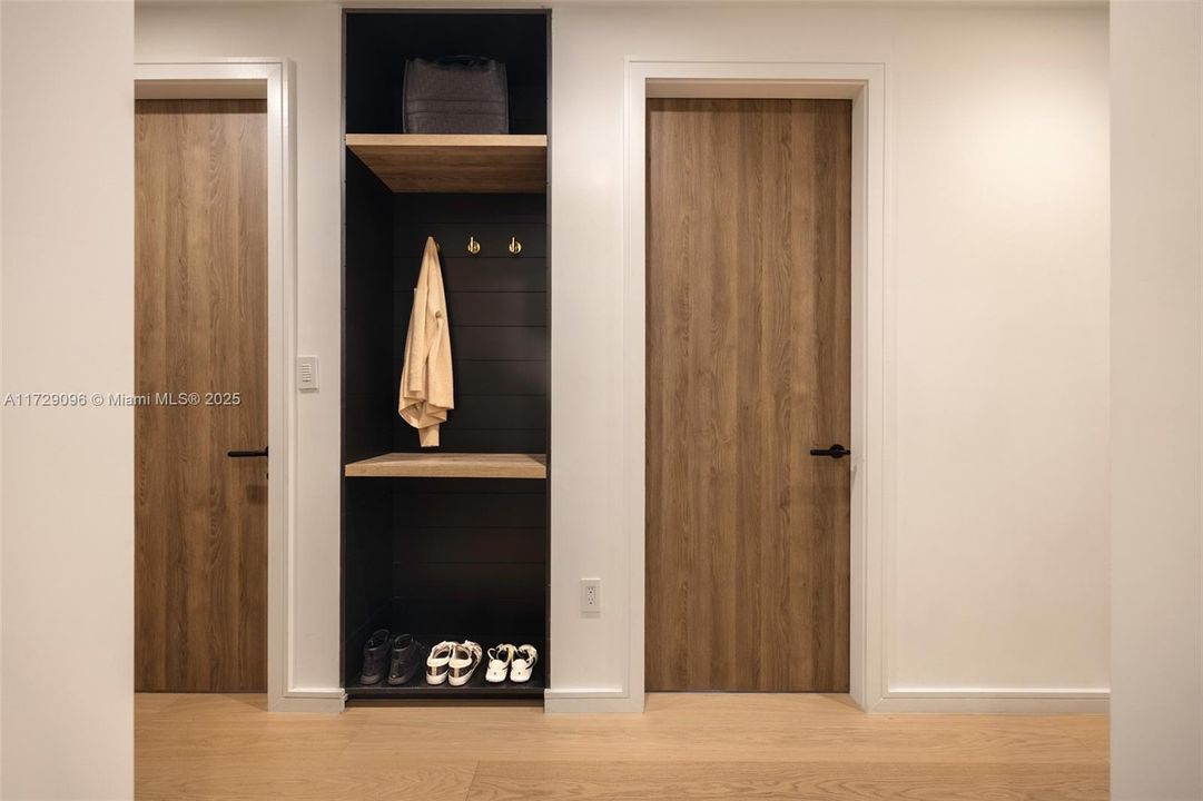 Под контрактом: $6,700,000 (6 спален, 4 ванн, 4377 Квадратных фут)