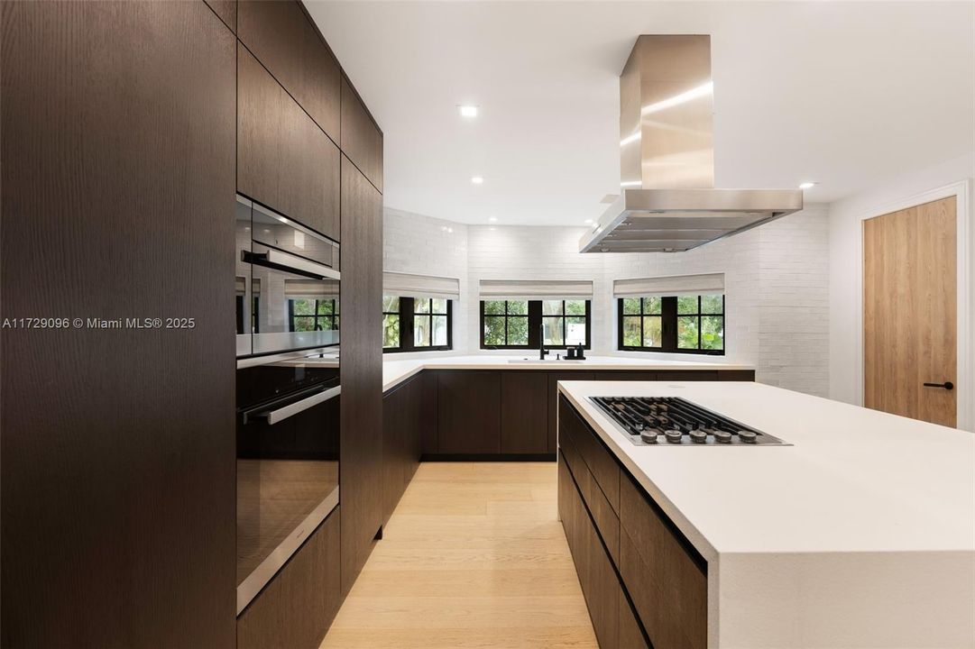 Под контрактом: $6,700,000 (6 спален, 4 ванн, 4377 Квадратных фут)