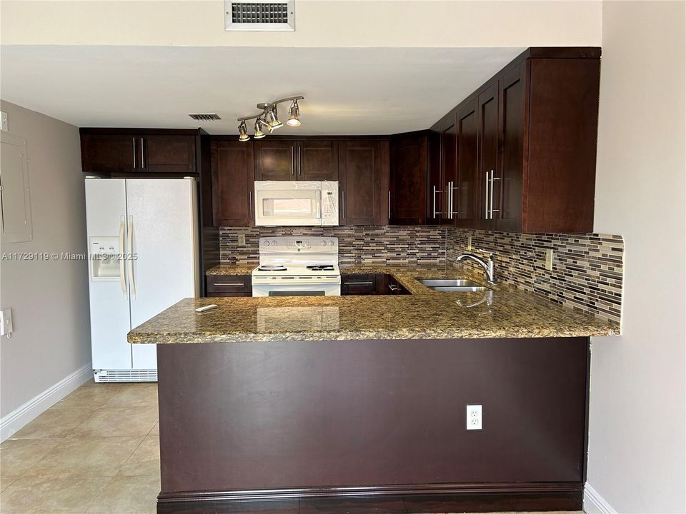 Activo con contrato: $435,000 (3 camas, 2 baños, 1610 Pies cuadrados)