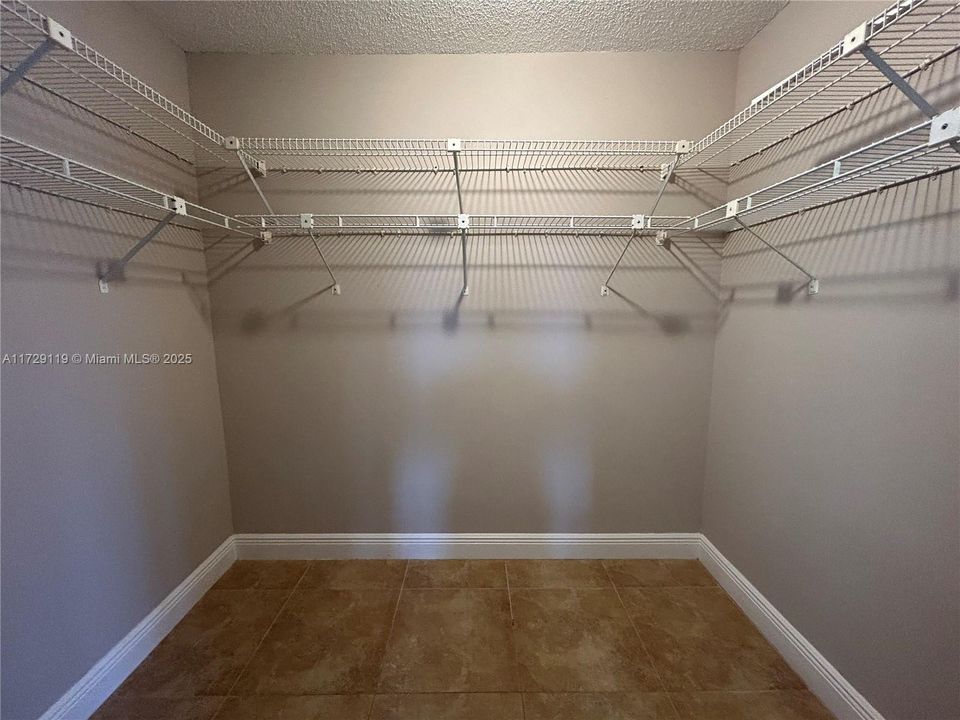 Activo con contrato: $435,000 (3 camas, 2 baños, 1610 Pies cuadrados)